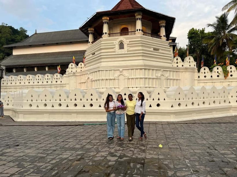 Kandy & Pinnawala Day Tour From Colombo or Negombo - National Gem Museum: attractive, but keep your wallet closed