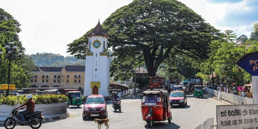 Kandy: Private Guided City Tours by Tuk Tuk Sightseeing Tour - Lunch near the Kandy Fruits Market