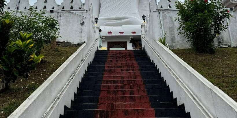 Kandy: Private Guided Tour with Local Highlights by Tuk Tuk - Entering the Temple of the Tooth