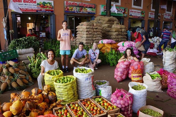 Local Market Tour & Cooking Demo with Lunch from Colombo Harbor - Reading a Sri Lankan market at 10:00 a.m.