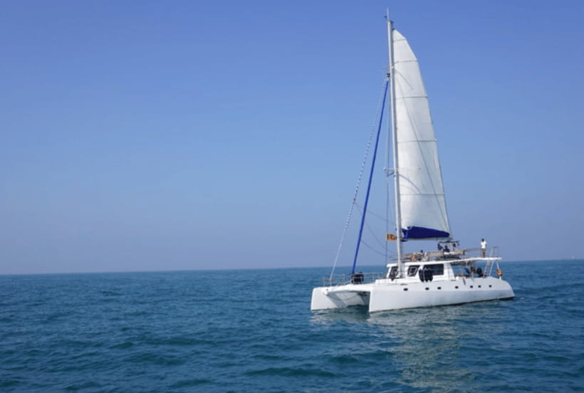 Mirissa: Sunset Catamaran Sailing Boat Tour with Dinner - Service details that can shape the evening