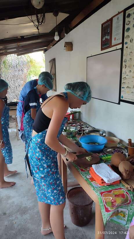 Nilaveli: Sri Lankan Cooking Class with a Local Family - Four hours of cooking, with plenty to do