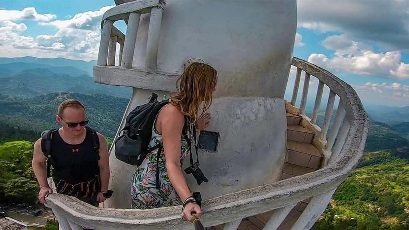 Nuwara Eliya to Kandy: Transfer with Waterfall & Tea Tour - Comfort, weather, and what to bring