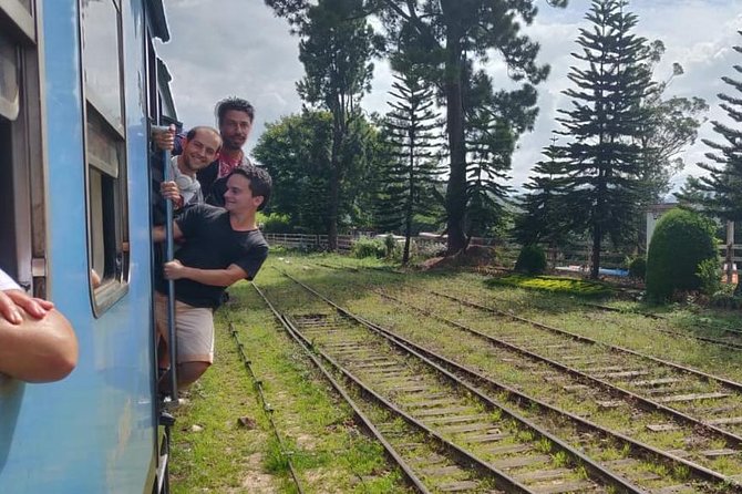 Nuwaraeliya (Nanuoya) to Ella Reserved Train Tickets - Who will enjoy this experience most