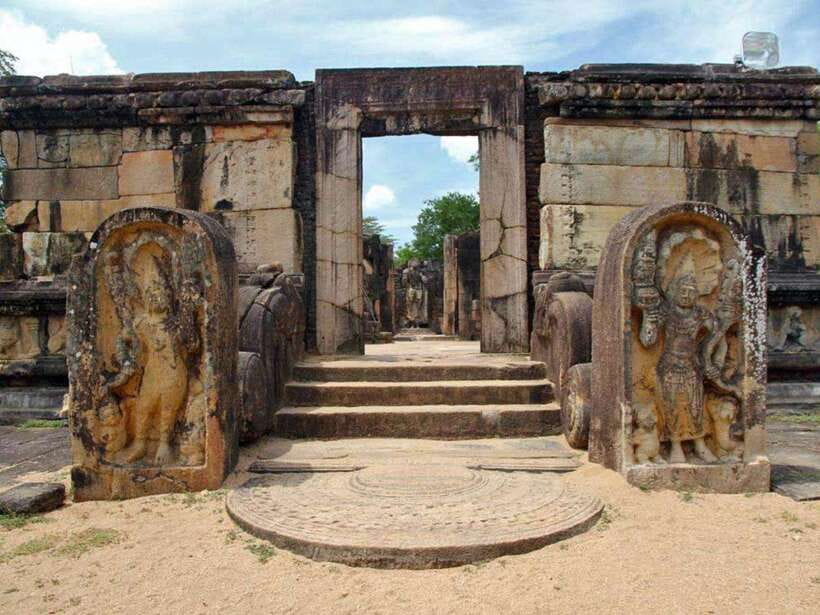 Polonnaruwa: Private Guided Cycling Tour with Hotel Pickup - Seeing Polonnaruwa by bicycle and on foot