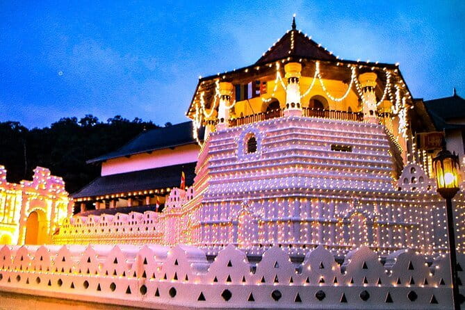 Private All Inclusive Day Tour to Kandy from Colombo and Negombo - Taking in Kandy from the hilltop viewpoint