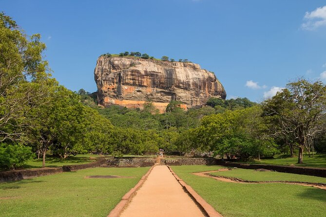 Private Multi-Day Outdoor Tour in Sri Lanka - Day 1: Sigiriya and the climb at Pidurangala