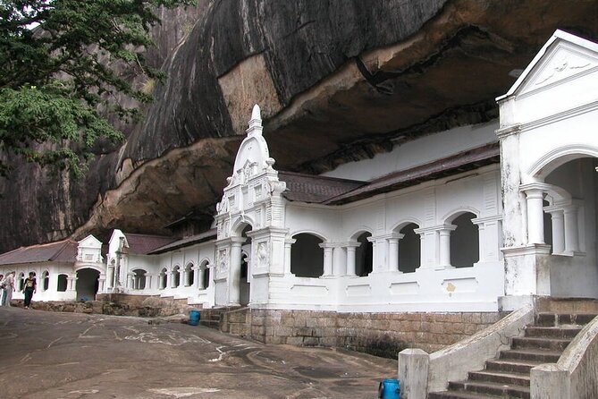 Private Sigiriya Day Tour and Authentic Sri Lankan Lunch Buffet - Lunch at a family home among farming fields