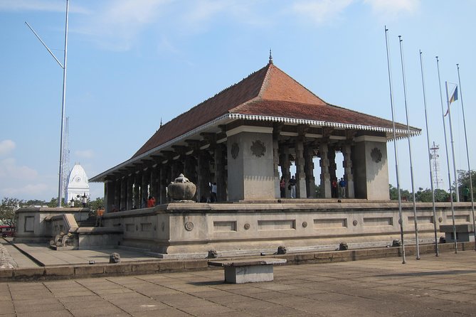 Shangri-La Colombo City Tour. - Gangaramaya and Seema Malaka: two Buddhist settings