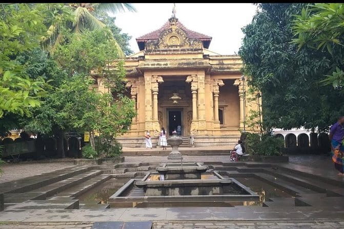 Shore Excursion to Colombo City Tour & Kelaniya Temple for 2 People - The guide can shape the whole experience