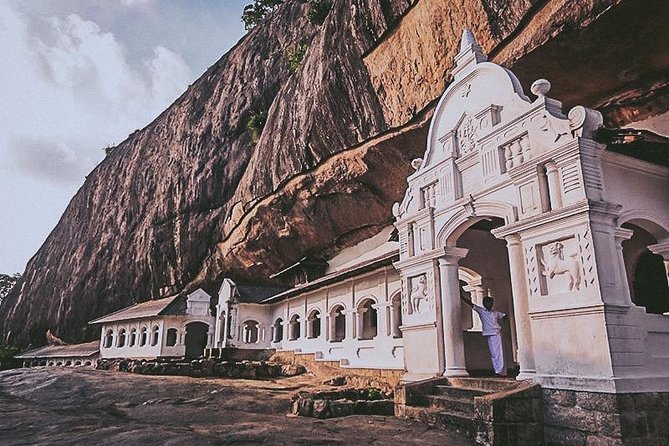 Sigiriya and Dambulla (All inclusive) Day Tour - Lunch in historic Dambulla