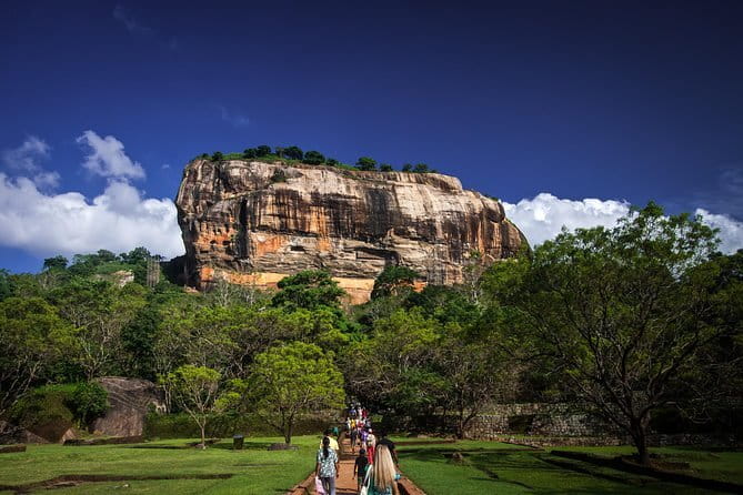 Sigiriya Rock and Dambulla Cave Temple all inclusive Private Day Trip - The early start and ride from Colombo