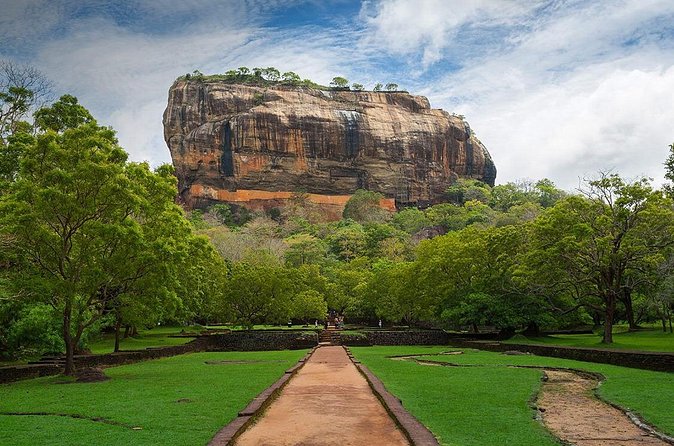 Sigiriya Rock and Dambulla Cave Temples from Colombo (All inclusive day tour) - Pidurangala Royal Cave Temple: a third historic stop