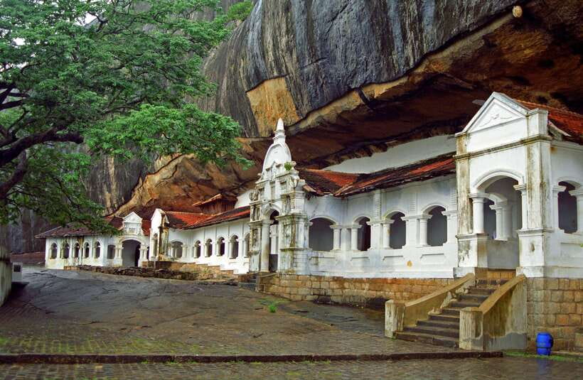 Sri Lanka: 5 Days Multi City Sightseeing Tour - Day 2: Dambulla caves and the climb to Sigiriya