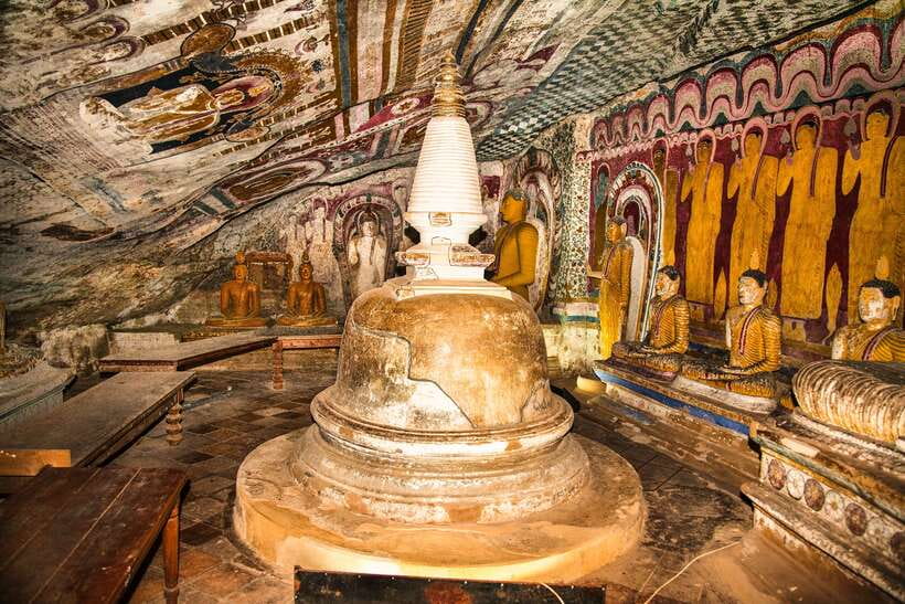 Sri Lanka: 5 Days Multi City Sightseeing Tour - Day 3: Kandy’s sacred temple and the gardens at Peradeniya