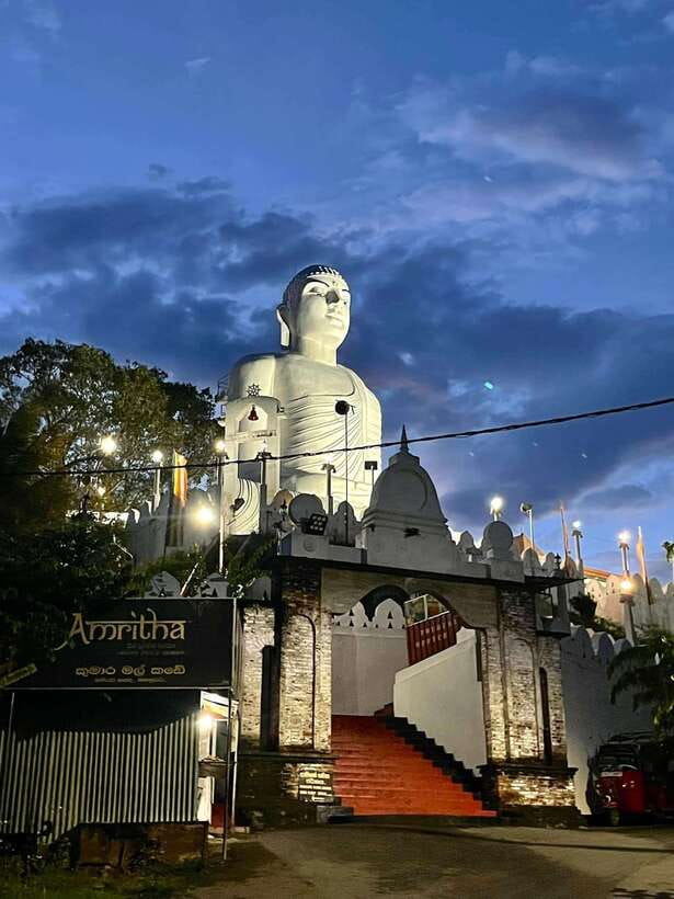 Sri Lanka 8-Day Private Tour-:25 Amazing Places+Activities - Day 4: Kandy’s temples, gardens, and lake