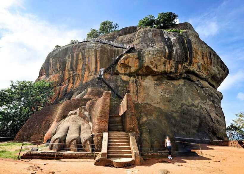 Sri Lanka Cultural Triangle Private 2-Day Tour+Wildlife Tour - Day two: Polonnaruwa, Kandy, and the road west