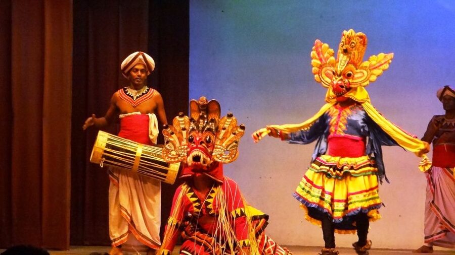 Sri Lanka Heritage Sites: 6-Day Private Guided Tour - Day 3: Dambulla caves, local crafts, and Kandy