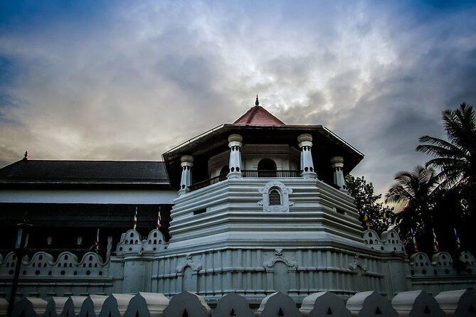 Sri Lanka Multi Day Car Hire with English Speaking Driver-Guide - Day 1: Start in Colombo and set the tone