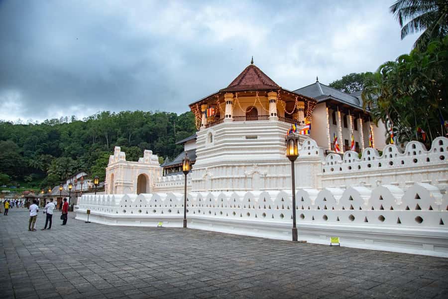 Sri Lanka Private 2-day Tour:Train Trip, Kandy, Nuwara Eliya - Evening in Kandy: drums, fire, and a hurried dinner