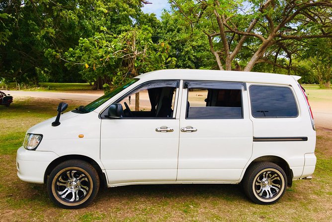 Sri Lanka Private Tour 8 days-Driver/vehicle/accommodation H/B - Kandy Lake, the Sacred Tooth Relic, and Peradeniya
