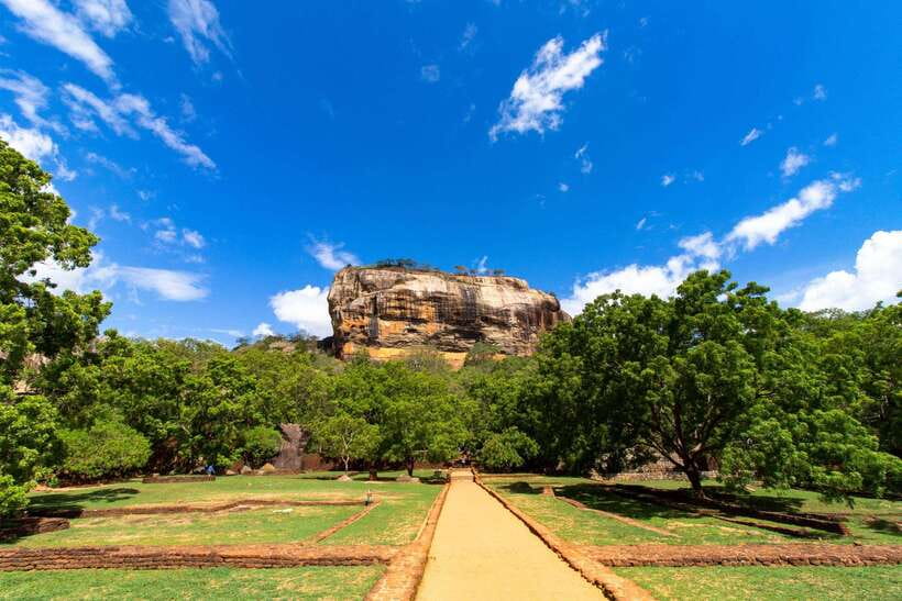 Sri Lanka: Sigiriya, Dambulla, and Minneriya Private Tour - The long road from Colombo to Sigiriya