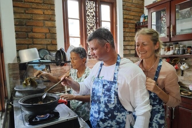 Sri Lankan Cooking with Tricks - The coconut-scraping lesson is a real hands-on detail