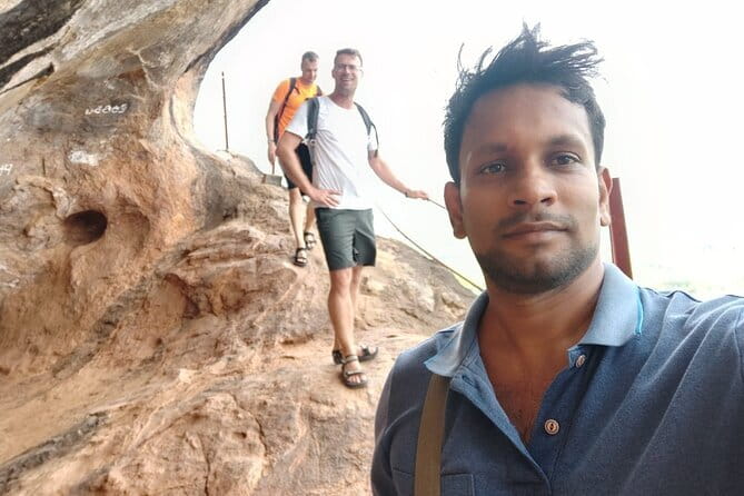 Trekking Dimbulagala Mountain - The first 20 minutes lead to Namal Pokuna’s ruins